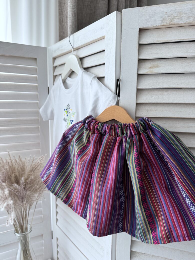 LILLĀ TAUTISKĀ STILA SVĀRKI