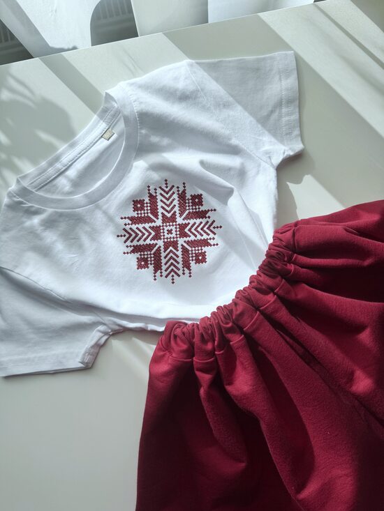 BALTS T-KREKLS AR IZŠŪTU AUSEKLI BORDO KRĀSĀ