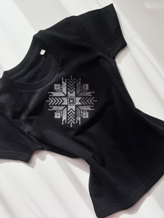 MELNS T-KREKLS AR IZŠŪTU AUSEKLI BALTĀ KRĀSĀ