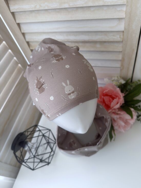 GAIŠI BRŪNA CEPURE AR ZAĶĒNIEM