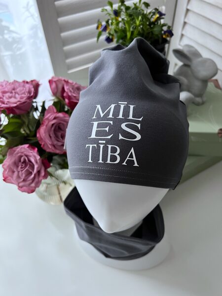 Pelēka cepure MĪLESTĪBA