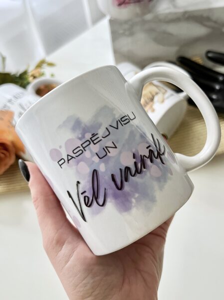 PASPĒJ VISU UN VĒL VAIRĀK krūze
