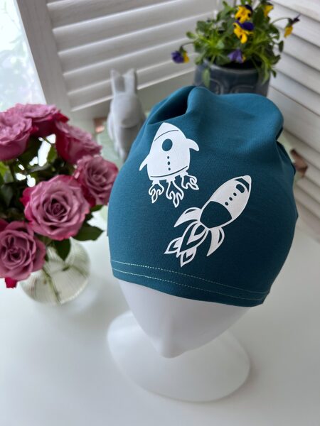 Zilzaļa cepure ar raķetēm